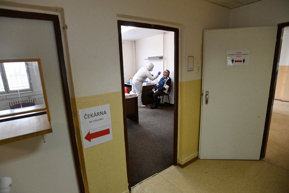Zaměstnanci Úřadu městské části Praha 8 přicházeli k povinnému týdennímu testování na nemoc covid-19 (9. 3. 2021)