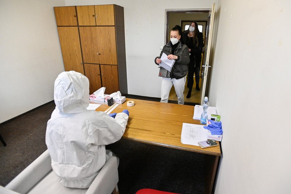 Zaměstnanci Úřadu městské části Praha 8 přicházeli k povinnému týdennímu testování na nemoc covid-19 (9. 3. 2021).