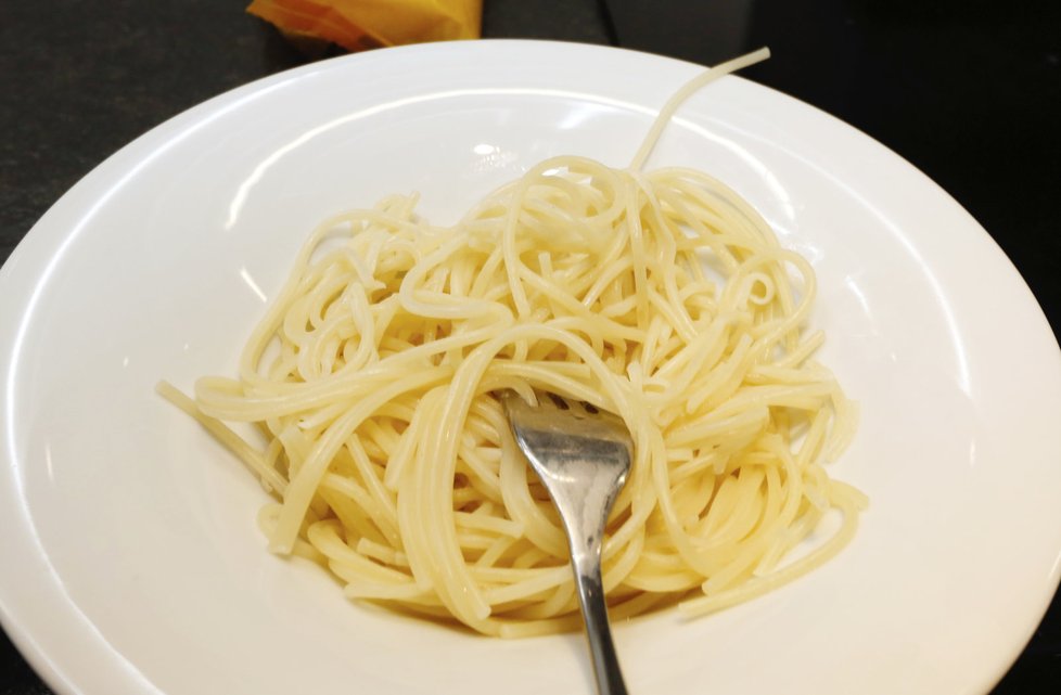 Špagety Premium jsou lepivé, oslizlé a lámou se.