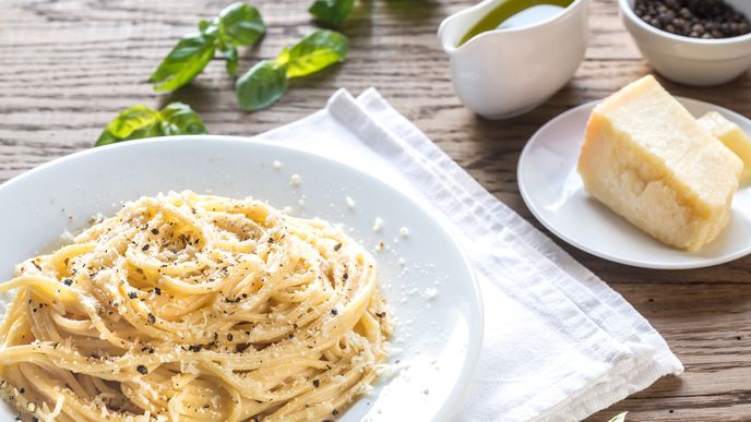 Těstoviny Cacio e pepe