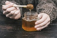 V horkém čaji ztrácí vitaminy? Podívejte se na 5 největších mýtů o medu!
