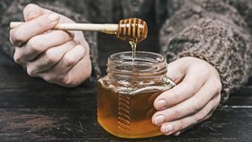 V horkém čaji ztrácí vitaminy? Podívejte se na 5 největších mýtů o medu!