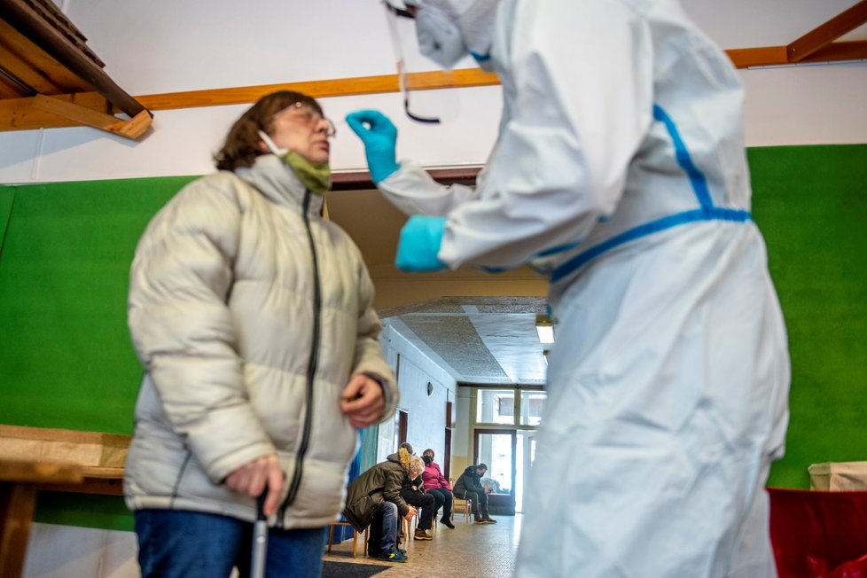 Armádní mobilní odběrový tým začal testovat antigenními testy na covid-19 obyvatele Malých Svatoňovic na Trutnovsku (9. 2. 2021)