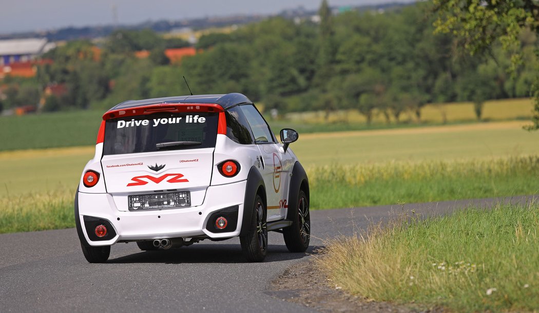 Díky maximální rychlosti 45 km/h můžete držet plný plyn zatáčka nezatáčka. Stabilita podvozku je slušná.