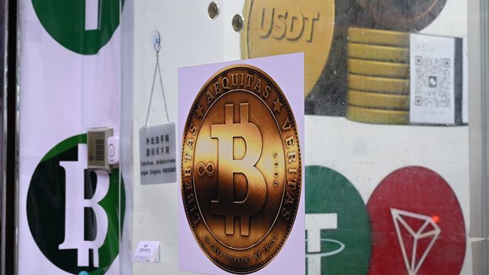 Symboly bitcoinu a stablecoinu Tether (USDT) jsou vystaveny v obchodě s kryptoměnami v Hongkongu. Symboly bitcoinu a stablecoinu Tether (USDT) jsou vystaveny v obchodě s kryptoměnami v Hongkongu.
