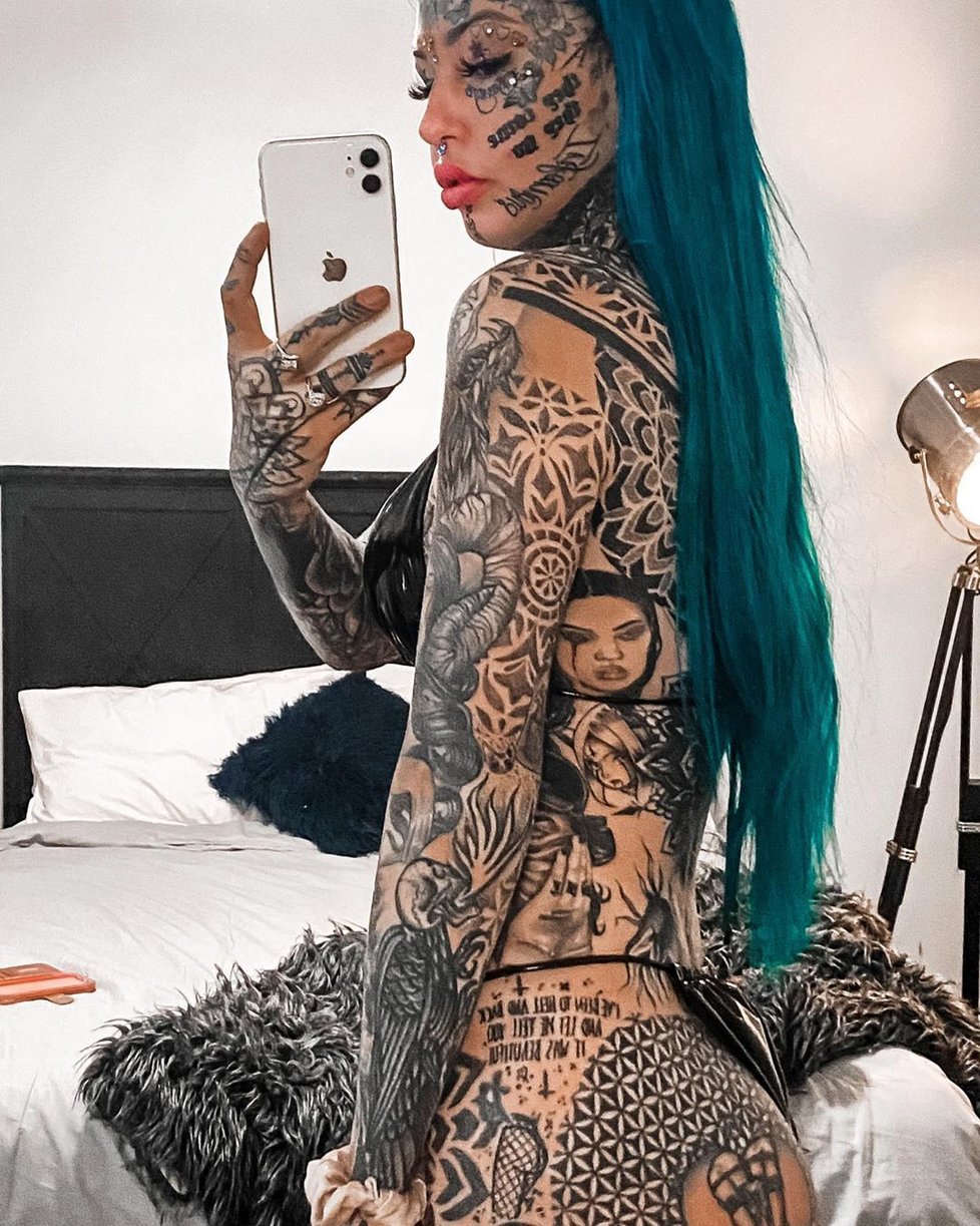 Tělo má pokryté tetováními a piercingy: Nyní extravagantní modelka zveřejnila šokující fotku