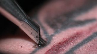 Jak vypadá tetování z pohledu vysokorychlostní kamery