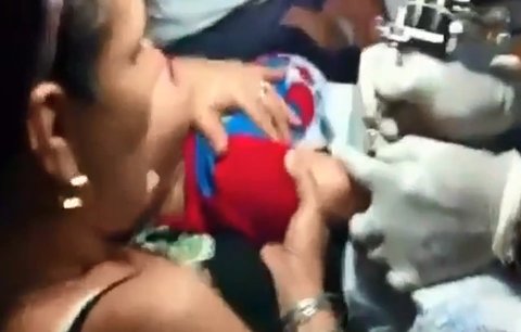 Šokující video: Matka surově drží batole a nechává mu dělat tetování