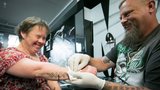 Tatér dělá postižené ženě tetování každý týden zdarma: Cokoliv pro její úsměv, říká