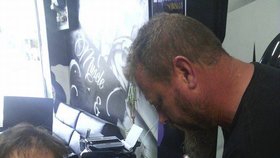Tatér z Nového Zélandu dělá každý týden zdarma tetování postižené ženě