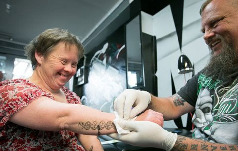 Tatér dělá postižené ženě tetování každý týden zdarma: Cokoliv pro její úsměv, říká