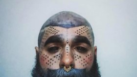 Adam má 90 % těla pokrytého tetováním: Nechal odstranit genitálie, prý kazí umělecký dojem