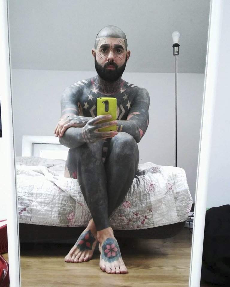 Adam má 90 % těla pokrytého tetováním: Nechal odstranit genitálie, prý kazí umělecký dojem