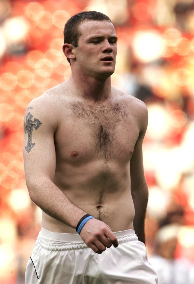 Na pravém rameni nosí Rooney jméno své manželky