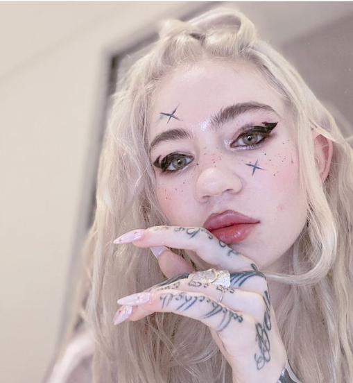 Grimes má nové tetování.