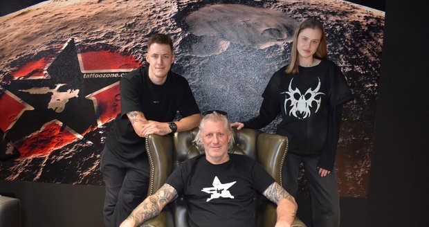 Syn Šimon (28) a dcera Sára (23) s otcem Ivem Výbochem (57) v krnovském rodinném tetovacím studiu.