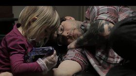 Neuvěřitelné video: Čtyřletá holčička tetuje tatínka!
