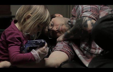 Neuvěřitelné video: Čtyřletá holčička tetuje tatínka!