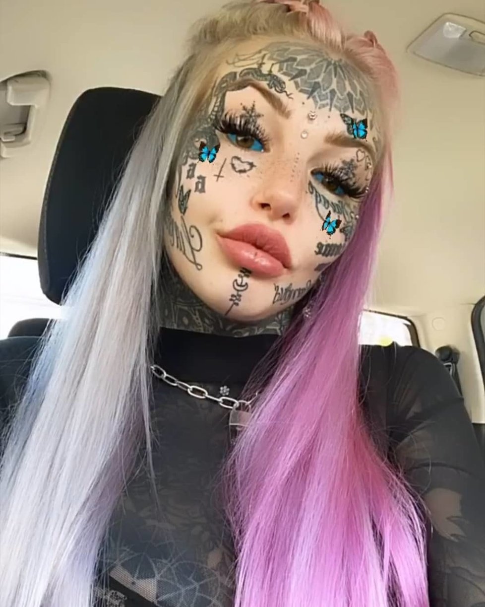 Tělo má pokryté tetováními a piercingy: Nyní extravagantní modelka zveřejnila šokující fotku