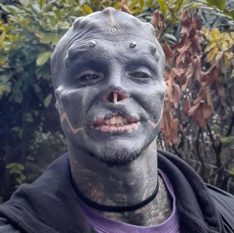 „Černý mimozemšťan“ má kromě četných implantátů a tetování také odstraněné uši, nos a část rtu.
