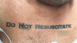 Muž s tetováním „neoživovat“ zmátl doktory. Nevěděli, zda ho zachránit