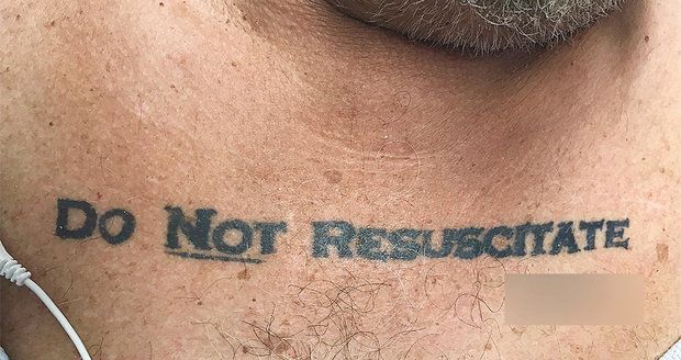 Tetování s pokyny „neoživovat“ rozhodilo miamské doktory.
