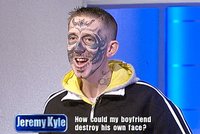 Brit šokoval tetováním lebky na obličeji!