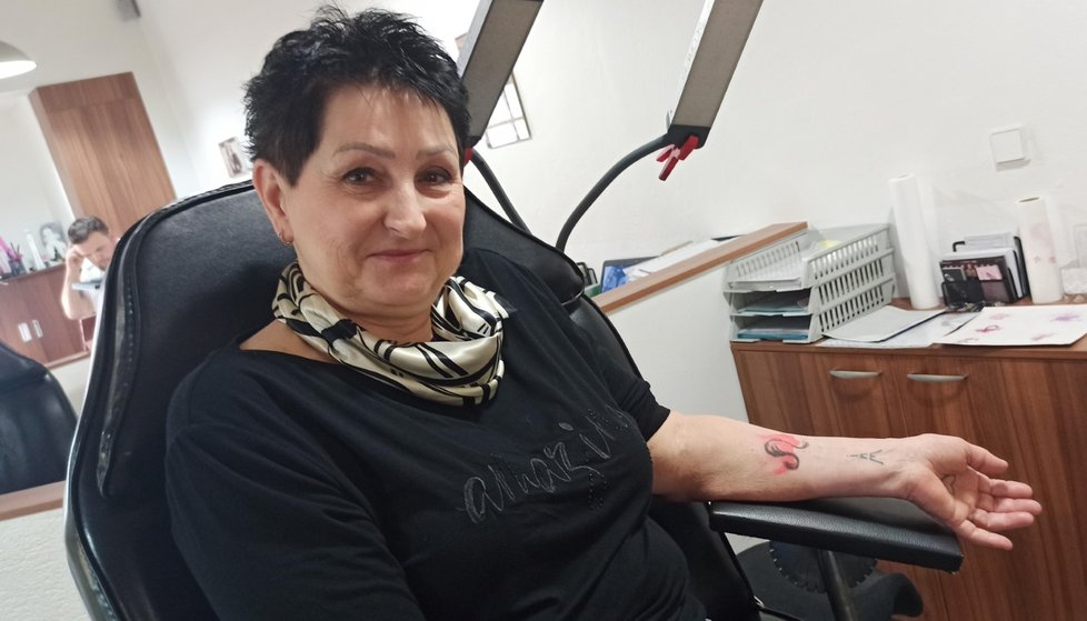 Iveta Světlíková (63) z Otic i Opavy si na sv. Valentýna nechala vytetovat na ruku manželovo znamení. Tetoval ji majitel opavského studia Martin Bek (47).