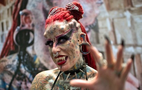 Živoucí stvůra: Rohatá upíří žena s hadím jazykem hvězdou Body Art festivalu