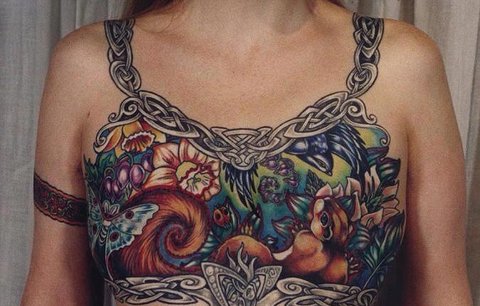 Rakovina připravila ženu o prsa: Jizvy zakryla tetováním