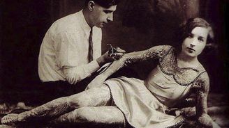 Tetování, jak jej neznáte. Unikátní retro snímky dávají nahlédnout do života tatérů