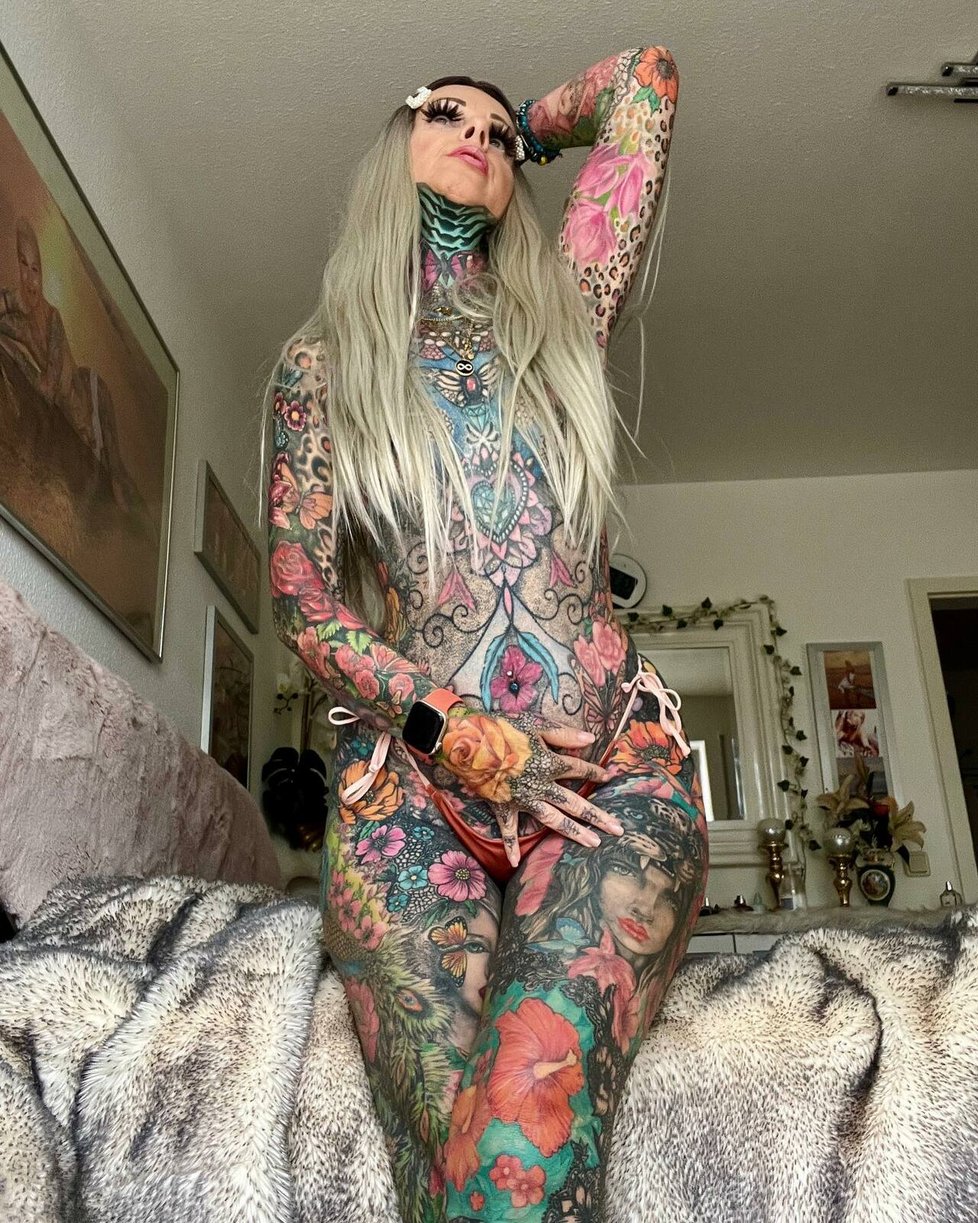 56letá babička je závislá na tetování: Utratila za ně své celoživotní úspory