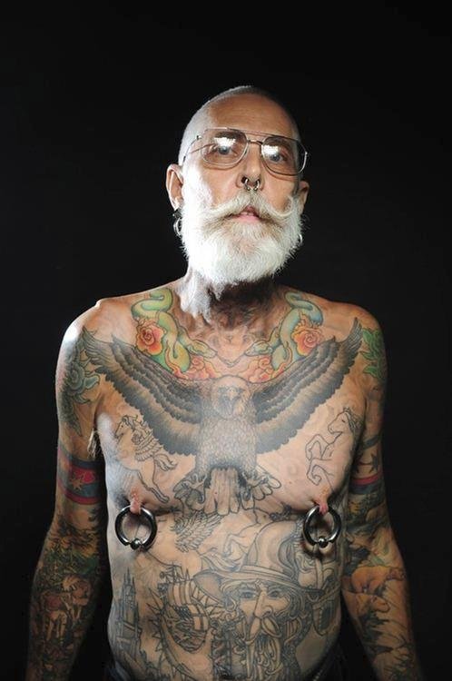 Tetování a piercingy jdou ruku v ruce i ve stáří.