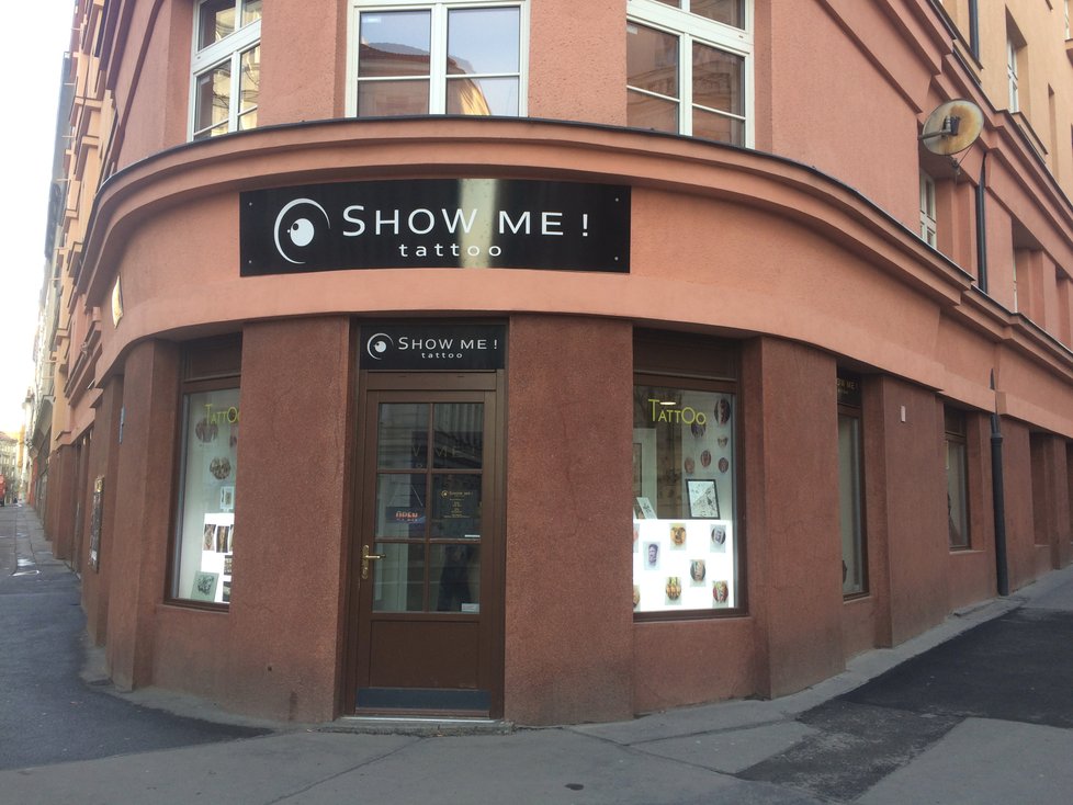 Tetovací salon Show me! Tattoo stojí na rohu ulice Slavíkovy a Kubelíkovy.