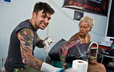 Miss Tattoo: Pražské výstaviště ovládla tetovácí mánie