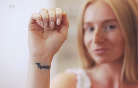 Jak se zbavit vytetovaného jména ex? Tattoo polepšovna vám pomůže 