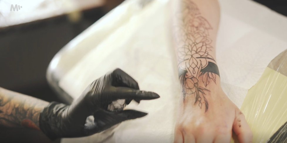 Jak se zbavit vytetovaného jména ex? Tattoo polepšovna vám pomůže