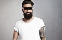 Bizár: Násilníka usvědčilo tetování na penisu!