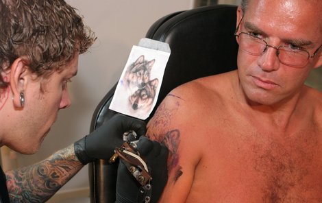 Milovníci tetování by se měli ve svém salonu dotázat, jakou barvou jim kérku zhotovili.