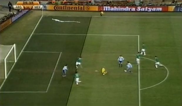 Carlos Tevez stojí v jasném ofsajdu, přesto gól platí. Carlos Tevez stojí v jasném ofsajdu, přesto gól platí.