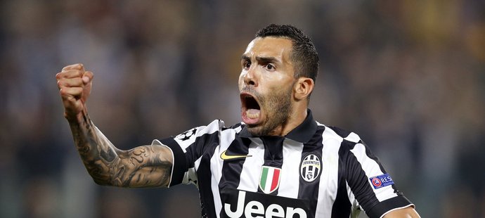 Útočník Chelsea Carlos Tévez slaví gól do sítě Realu