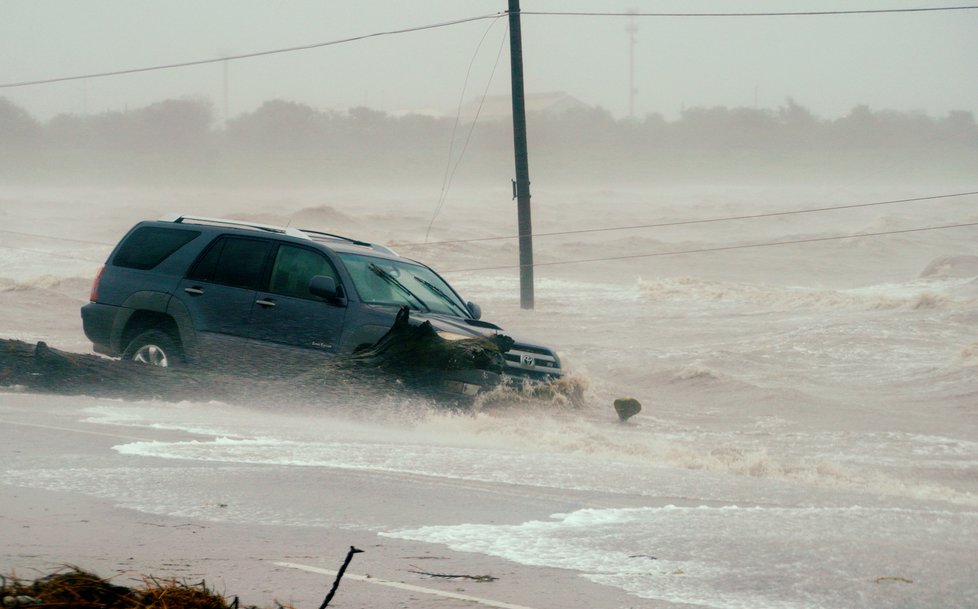 Kvůli hurikánu Harvey jsou v Texasu statisíce lidí bez elektřiny