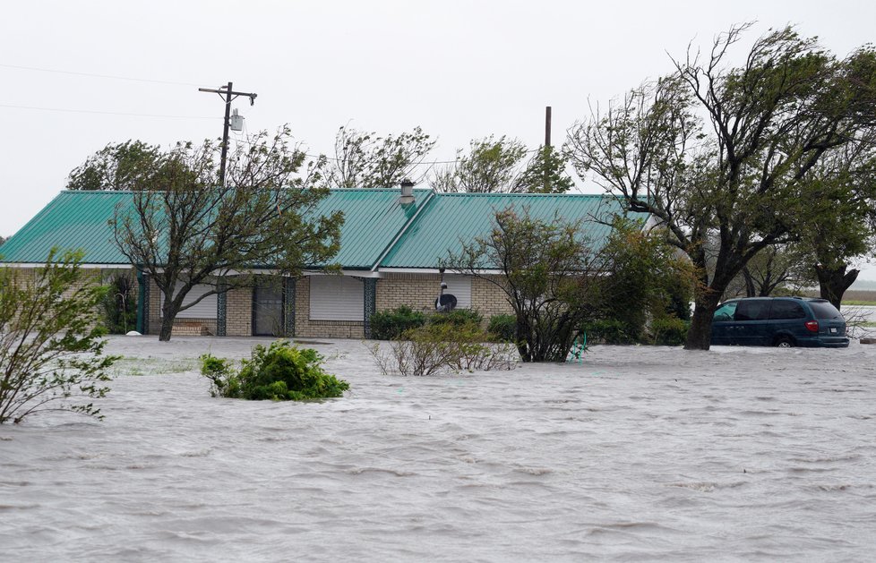 Kvůli hurikánu Harvey jsou v Texasu statisíce lidí bez elektřiny.