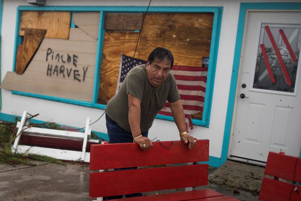 Kvůli hurikánu Harvey jsou v Texasu statisíce lidí bez elektřiny.