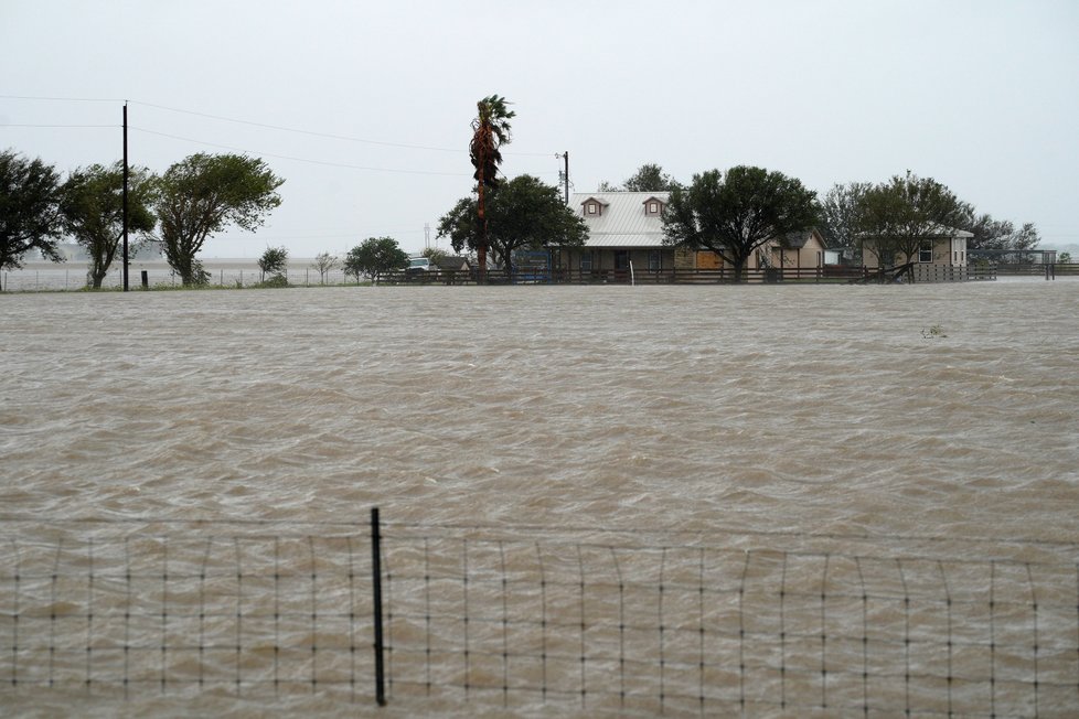 Kvůli hurikánu Harvey jsou v Texasu statisíce lidí bez elektřiny.