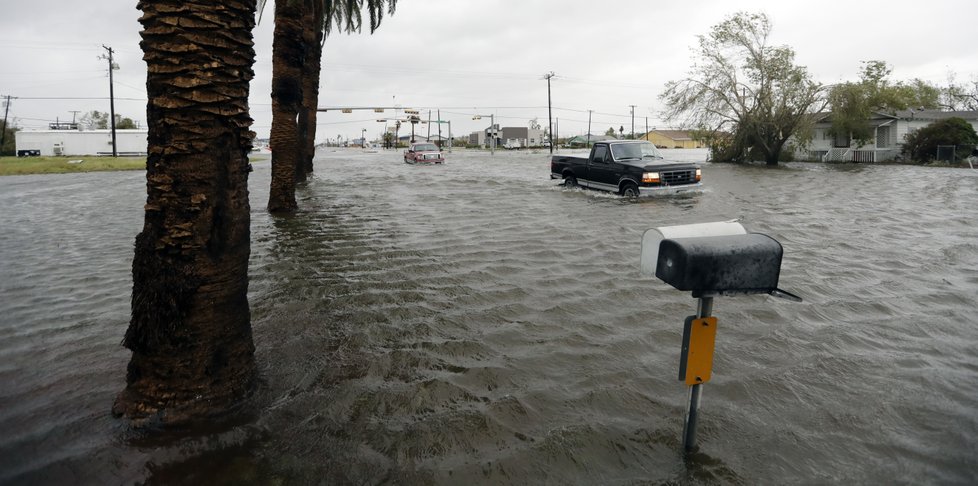 Kvůli hurikánu Harvey jsou v Texasu statisíce lidí bez elektřiny.