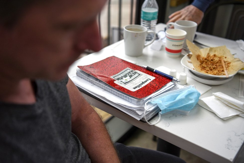 Texaský guvernér zrušil povinné roušky a nechal otevřít podniky. Texaský guvernér zrušil povinné roušky a nechal otevřít podniky.