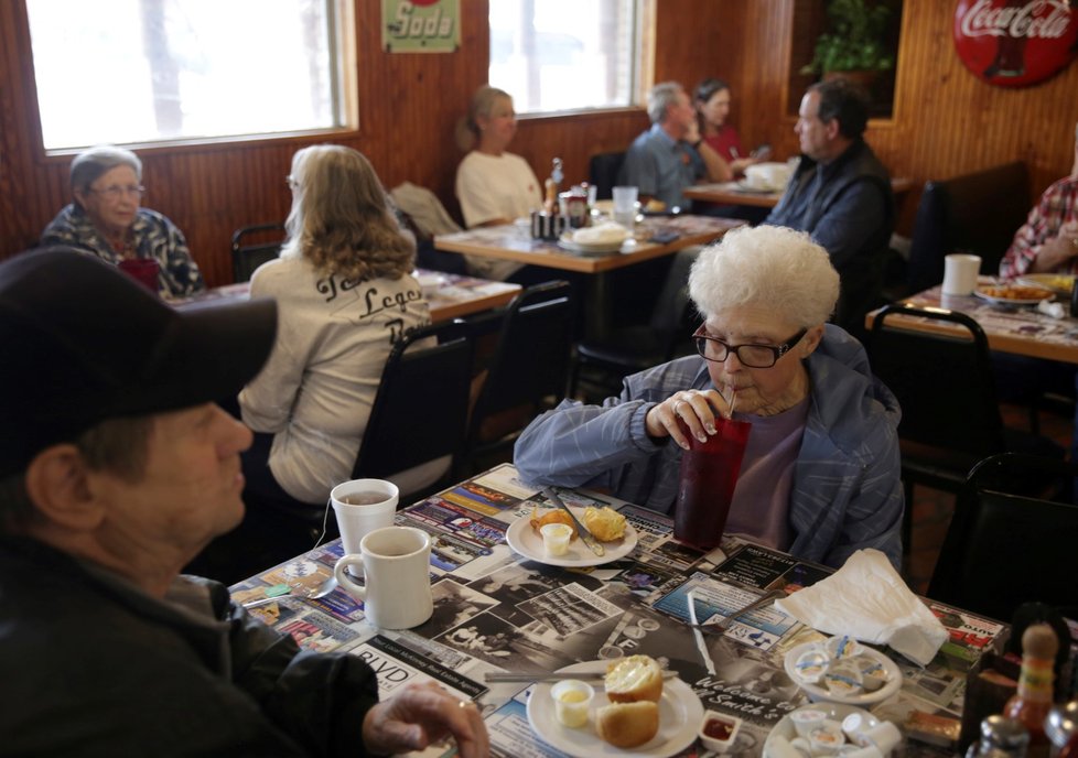 Texaský guvernér zrušil povinné roušky a nechal otevřít podniky. Texaský guvernér zrušil povinné roušky a nechal otevřít podniky.
