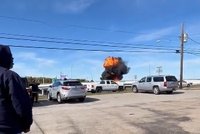 Dvě letadla se srazila při přehlídce: Mohutný výbuch po kolizi bombardéru a stíhačky v Texasu