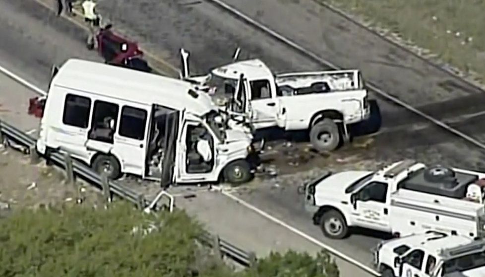 Při srážce minibusu s dodávkou v Texasu zemřelo 13 lidí.